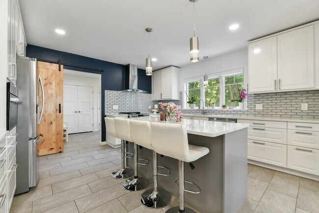 Building Photo - 10 Farrow St