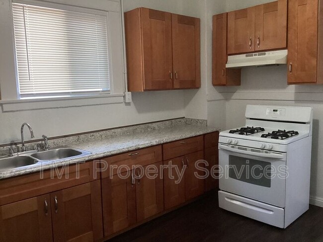 Building Photo - 202 W Oak St