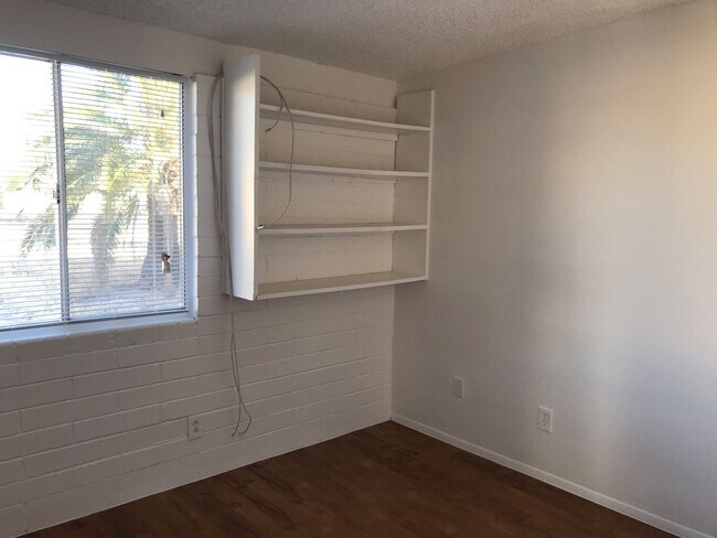 Building Photo - Conveniently Located 3Bdm 2Ba Townhome!