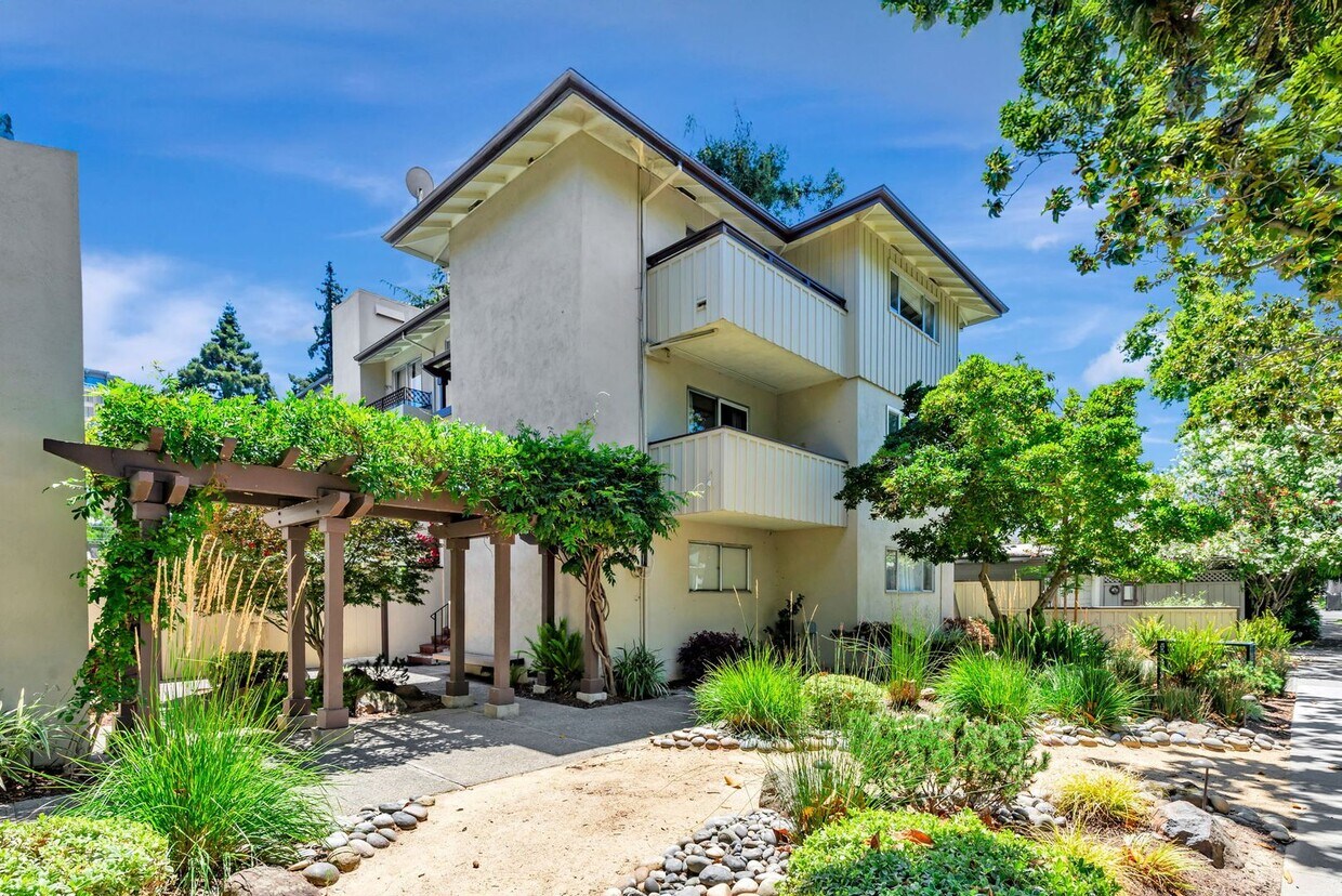 Foto principal - Charming 2-Bedroom Condo in Downtown Palo ...