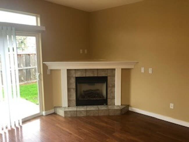 Building Photo - Three Bedroom Home in Albany