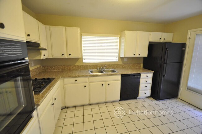 Building Photo - 2401 W Shaw Butte Dr
