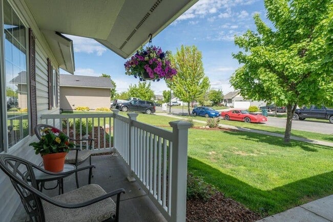 Building Photo - Beautiful 3 bedroom 2 bath Post Falls Home