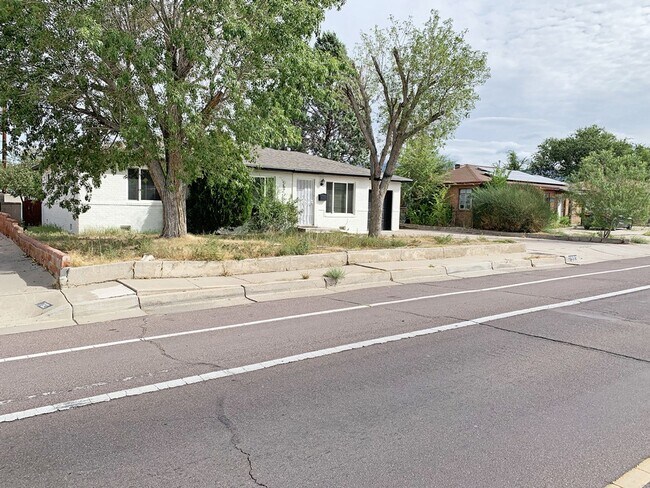 Building Photo - UPTOWN UPDATED 3/BD 2/BA 1/CG