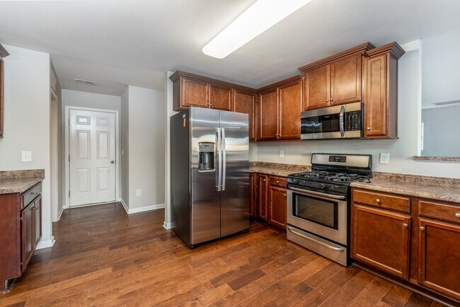 Foto del edificio - Spacious 5-Bed, 3.5-Bath Residence with 4,003 Sqft, Master on 1st Floor, Elegant Design, & Versat...