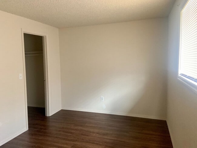 Building Photo - 2 bed, 1 bath Duplex with attached garage