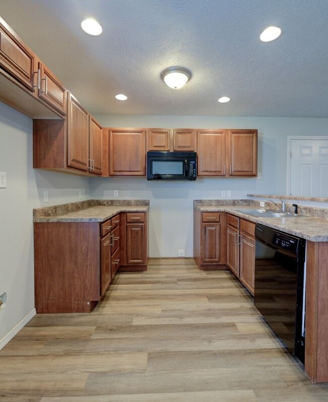 Building Photo - 3 Bedroom in Republic!