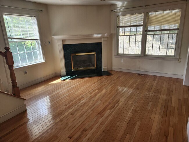 Foto del edificio - Stunning Corner Lot 3 bd 2.5 bath TownHouse in the heart of Wellesley