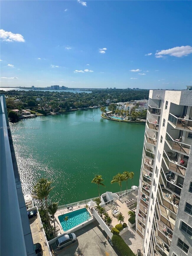 Foto del edificio - 5838 Collins Ave
