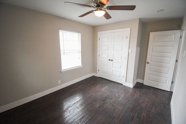 Building Photo - 4 bedroom / 3 bath in Irving