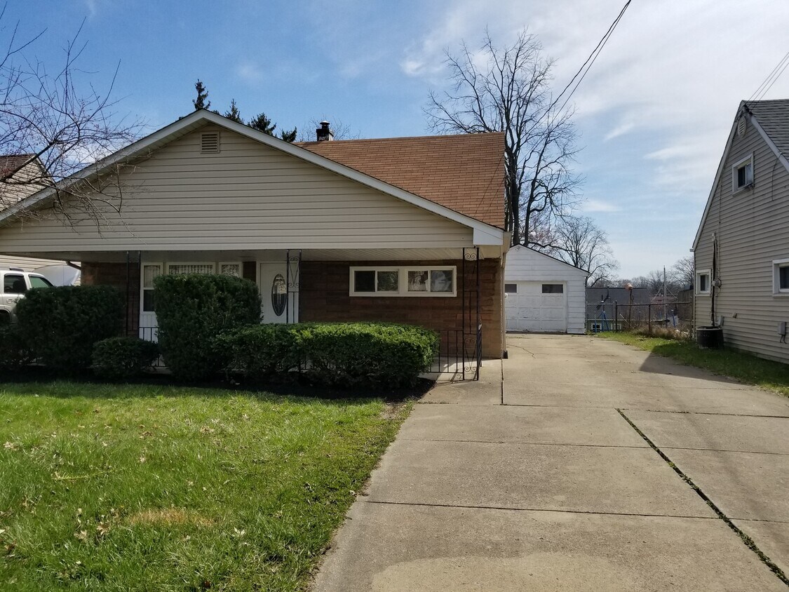 Primary Photo - 275 S Edgehill Ave