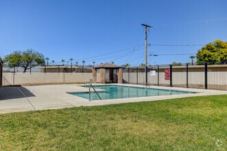Building Photo - 1544 Hialeah Dr