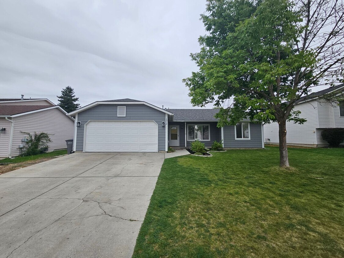 Primary Photo - Stunning Home in Medical Lake