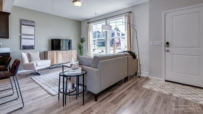 Building Photo - Three Bedroom House in SE Bend