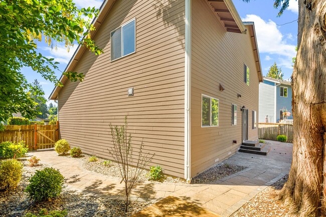 Foto del edificio - Beautiful 4 BD 2.5 BA Private Kenmore Home...