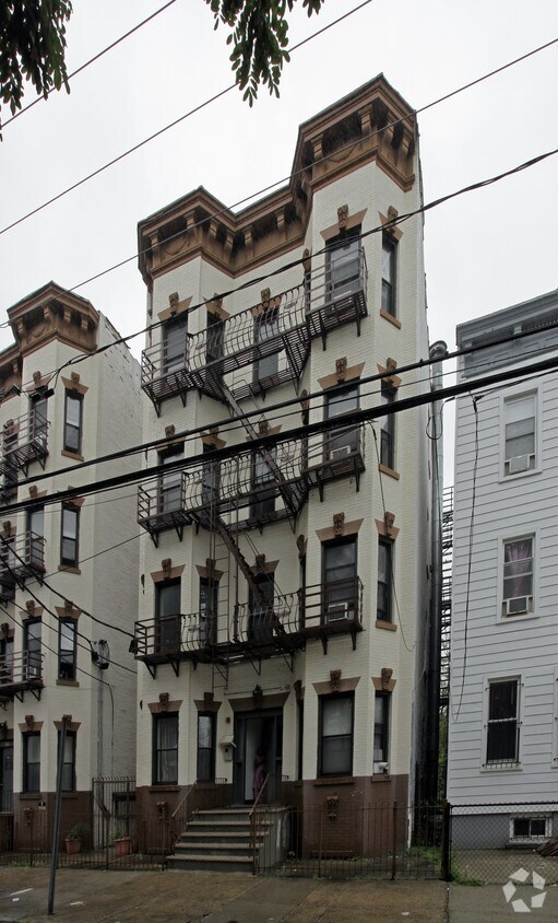 Foto del edificio - 64 TUERS Ave
