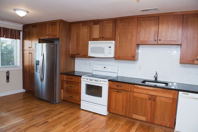 Building Photo - 93 Tennyson Dr