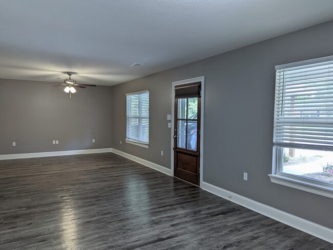 Foto del edificio - 115 Holly Dr