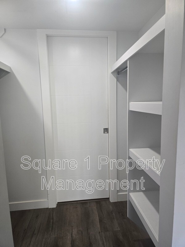 Photo du bâtiment - 11123 Groat Rd NW