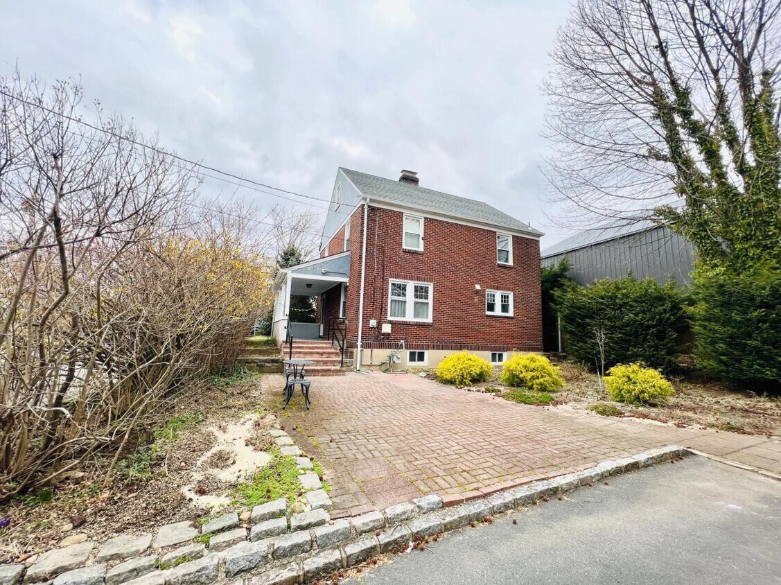 15 Avenue A, Port Washington, NY 11050 House Rental in Port