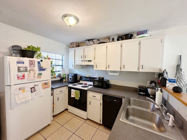 Building Photo - Oak Village - Beautiful 2 Bedroom, 1 Bathr...