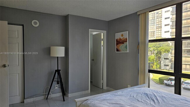 Foto del edificio - 17011 N Bay Rd