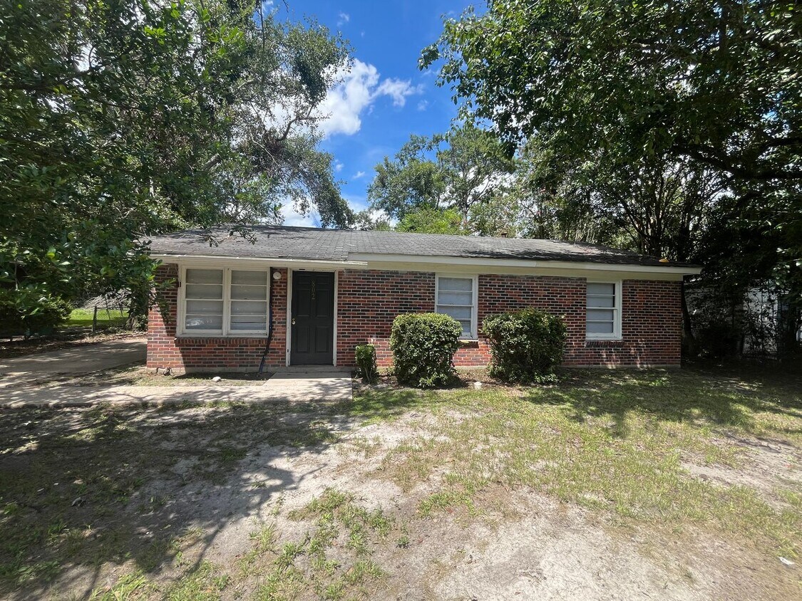Primary Photo - 802 Stillwater Dr