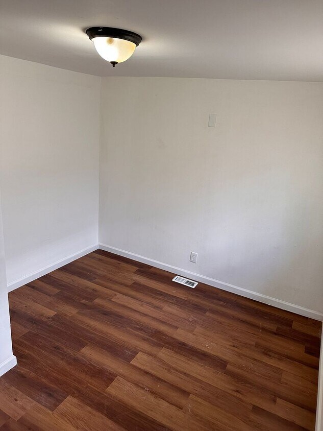 Building Photo - 4 bedrooms 2 Full bathroom. The house is v...