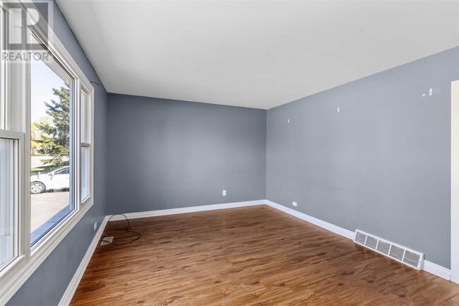 Building Photo - Charming 3 Bedroom Home with Parking & In-...