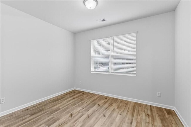 Building Photo - 2832 Saratoga Lake View