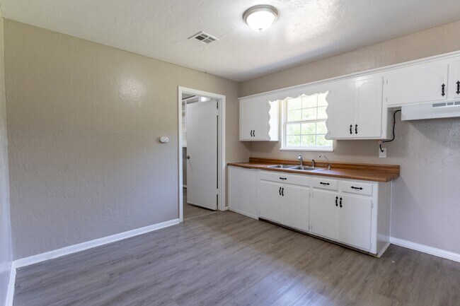 Foto del edificio - 4 bedroom home! **DEPOSIT SPECIAL!! 50% OF...