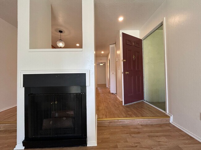 Foto del edificio - Bright & Updated 1BR Condo in Prime Walnut Creek Location – Vaulted Ceilings & Pool Access!