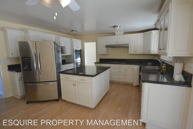 Building Photo - 538 Calle Sequoia