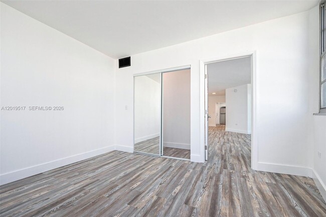 Building Photo - 801 Brickell Bay Dr