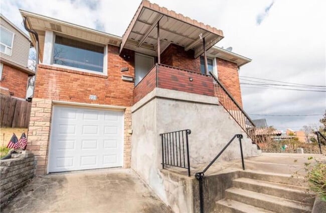 Building Photo - 225 Desdemona St