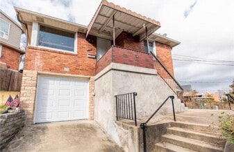 Building Photo - 225 Desdemona St