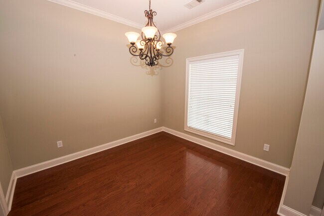 Building Photo - 627 Carpenter Way