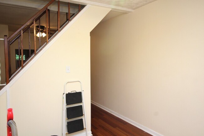 Building Photo - Charming Locust Point 2bd+Den/1ba Rowhome w/ W/D, CAC and One-Car garage! Available 7/15!