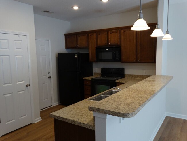 Building Photo - Townhome available on February 7th