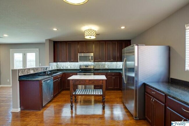 Building Photo - 3225 Lakeland Dr