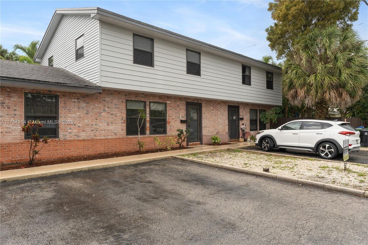 Primary Photo - 832 NE 18th Ct