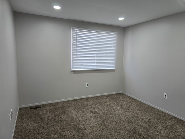 Building Photo - 38177 Jamestown Dr