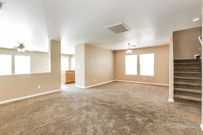 Foto del edificio - 5033 Diamond Ranch Ave