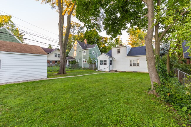 Back Yard - 430 Rosewood Ave