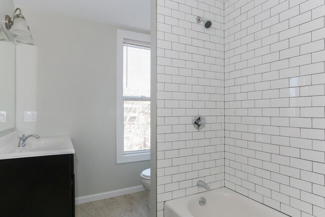 Building Photo - 32-32 Arcadia St