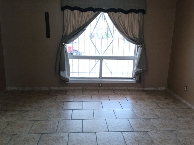 Foto del edificio - Spacious 3 bedroom, 2 bathroom home! Showi...