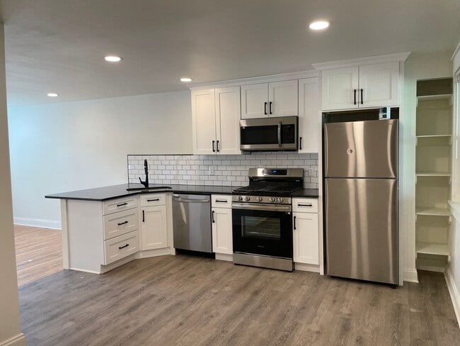 Building Photo - Updated 3 Bed 1 Bath Townhouse In Lancaste...