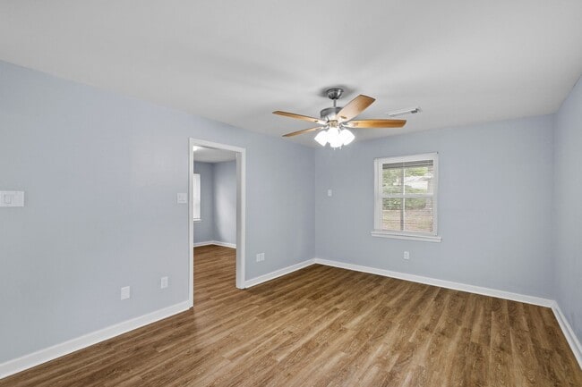 Building Photo - 102 Pine Cir