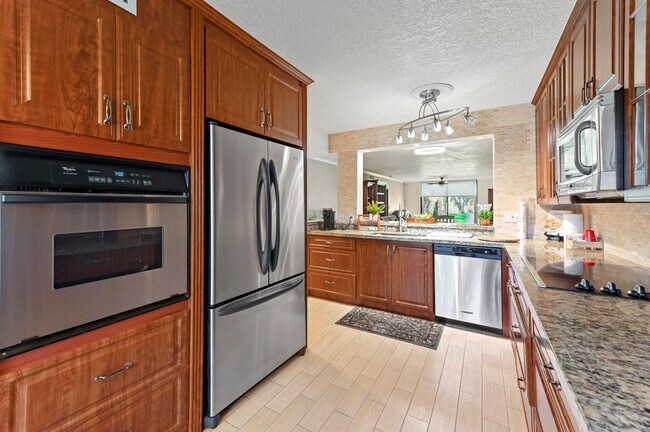 Foto del edificio - 15075 Witney Rd