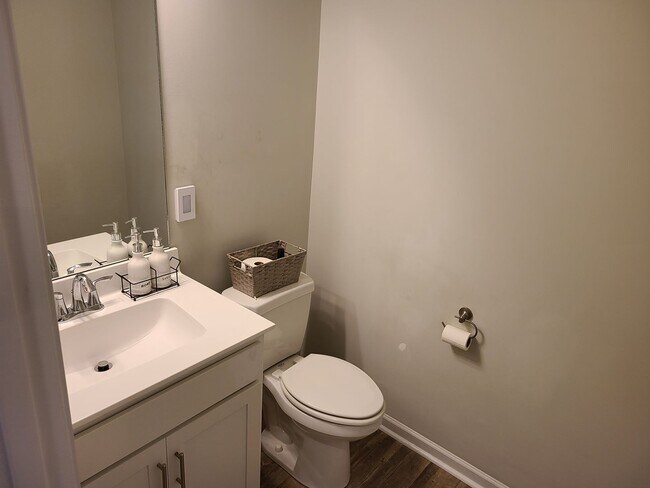 Building Photo - 3 Bed, 2.5 Bath home in Hampstead